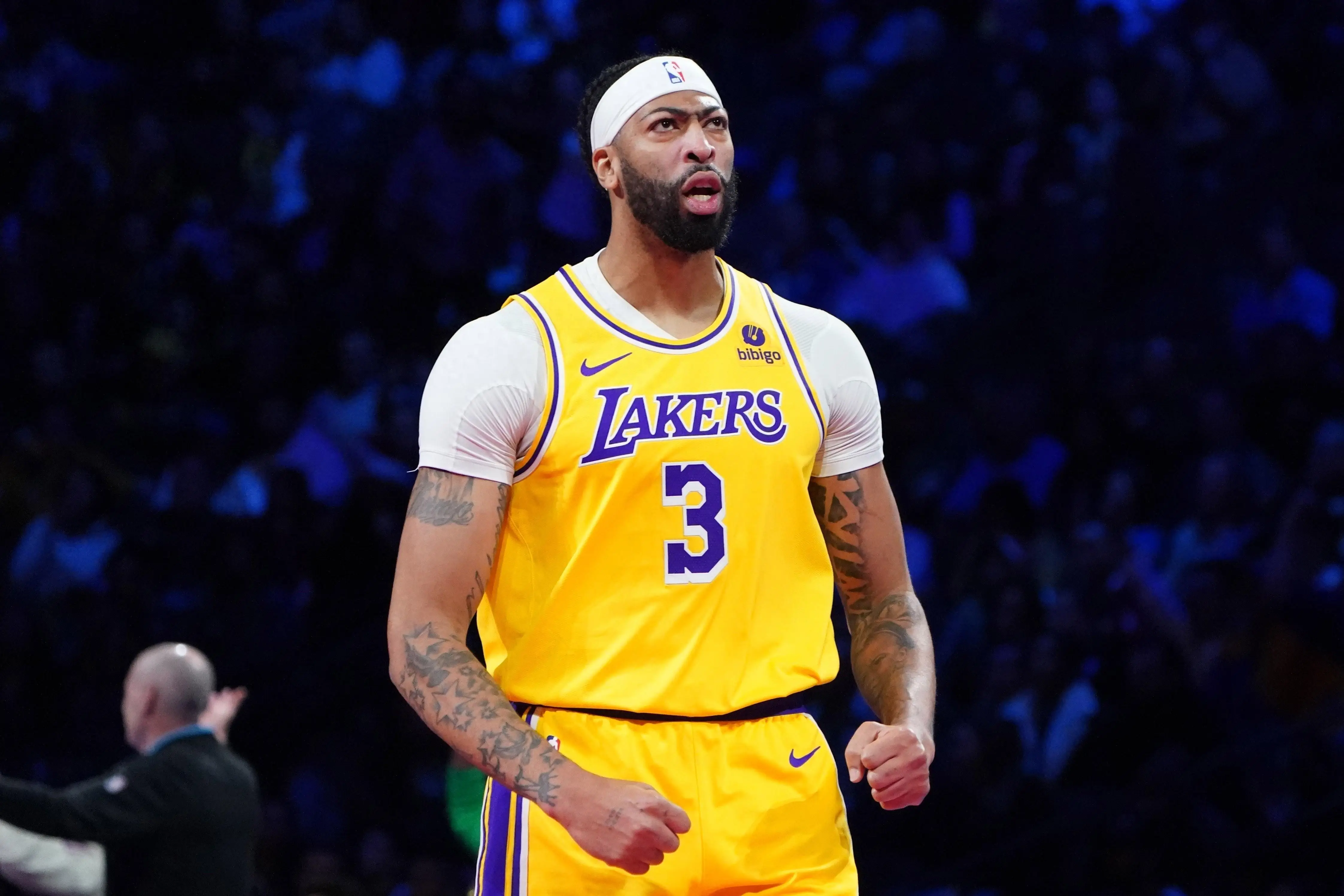 浓眉哥迎来十二赛季出色发挥，篮网观众热烈欢呼！